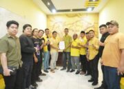 Foto bersama Akong beserta rombongan saat menyerahkan formulir pendaftaran kepada Sekertaris DPD Partai Golkar Kota Tebingtinggi, Selasa (23/4). Waspada/Kristian Brahmana