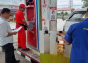 Personel Sat Reskrim lakukan pengecekan dan pengawasan serta pendistrubusian BBM di sejumlah SPBU di Kabupaten Taput, Rabu (3/4). Waspada/ist