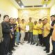 Foto bersama Akong beserta rombongan saat menyerahkan formulir pendaftaran kepada Sekertaris DPD Partai Golkar Kota Tebingtinggi, Selasa (23/4). Waspada/Kristian Brahmana