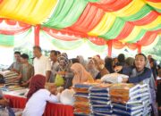 Sejumlah masyarakat mengantri di Bazar Pangan Murah yang digelar Pemkab Aceh Besar, di depan Kantor Kejari Kota Jantho, Rabu (3/4/2024). (Waspada/Ist)