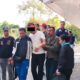 Oknum Kepala SMKN 1 Siduaori, SZ (baju kaos putih) saat diamankan penyidik Polres Nias Selatan sesat setelah keluar dari RS Stella Maris, Kelurahan Pasar Telukdalam, Jumat (26/4). Waspada/ Budi Gowasa. 