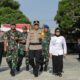 Kapolres Pematangsiantar AKBP Yogen Heroes Baruno (dua kanan) memeriksa barisan bersama Wali Kota Susanti Dewayani (paling kanan) dan lainnya saat apel gelar pasukan Operasi Kepolisian Terpusat Ketupat Toba 2024 di lapangan Aspol Polres, Jl. Sangnaualuh, Rabu (3/4).(Waspada-Ist).