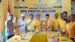 Salman Alfarisi, saat mengantar langsung berkas pendaftran sebagai balon Bupati Abdya ke DPD ll Golkar Abdya. Foto direkam Kamis (25/4) lalu.Waspada/Syafrizal