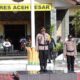 Kapolres Aceh Besar AKBP Dhani Catra Nugraha SIK MH, memimpin apel gelar pasukan Operasi Kepolisian Ketupat Seulawah Tahun 2024, di lapangan apel Mapolres Aceh Besar, Kota Jantho, Rabu (3/4). (Waspada/Ist)