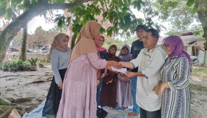 Le’MANKers’86 Tebingtinggi Serahkan Donasi Korban Kebakaran