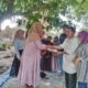 Penyerahan donasi oleh Pengurus Le'MANKers'86 yang diwakili Sekretaris Le’MANKers’86 Wahyuli Lubis didampingi perwakilan alumni 1986 beberapa sekolah kepada korban kebakaran Ratnasari di Asrama Kodim 0204/DS, Tebingtinggi, Jumat (26/4). Waspada/Ist