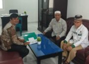 Mahasiswa UIN Syahada Padangsidimpuan Romando Yusrat (kiri) saat bincang- bincang dengan Ketua Baznas Padangsidimpuan H.Zainal Arifin Tampubolon (tengah) di kantor Baznas Padangsidimpuan. Waspada/ist.