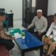 Mahasiswa UIN Syahada Padangsidimpuan Romando Yusrat (kiri) saat bincang- bincang dengan Ketua Baznas Padangsidimpuan H.Zainal Arifin Tampubolon (tengah) di kantor Baznas Padangsidimpuan. Waspada/ist.