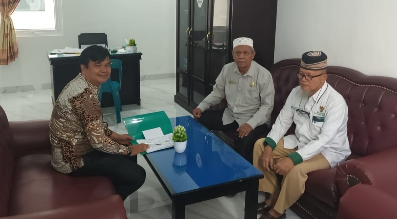 Mahasiswa UIN Syahada Padangsidimpuan Romando Yusrat (kiri) saat bincang- bincang dengan Ketua Baznas Padangsidimpuan H.Zainal Arifin Tampubolon (tengah) di kantor Baznas Padangsidimpuan. Waspada/ist.