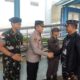 Tampak dalam gambar Kapolres Sabang, AKBP Erwan, SH,MH bersalaman dengan Pangkoarmada RI di pelabuhan Balohan Sabang. (Waspada/ist)