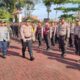 Kapolres Simalungun AKBP Choky S Meliala didampingi Kadishub Simalungun, Sabar Saragih, saat memeriksa barisan Apel Gelar Pasukan Operasi Ketupat Toba 2024 di Lapangan Apel Mako Polres Simalungun, Pematangraya, Simalungu, Rabu (3/4).(Waspada/ist).