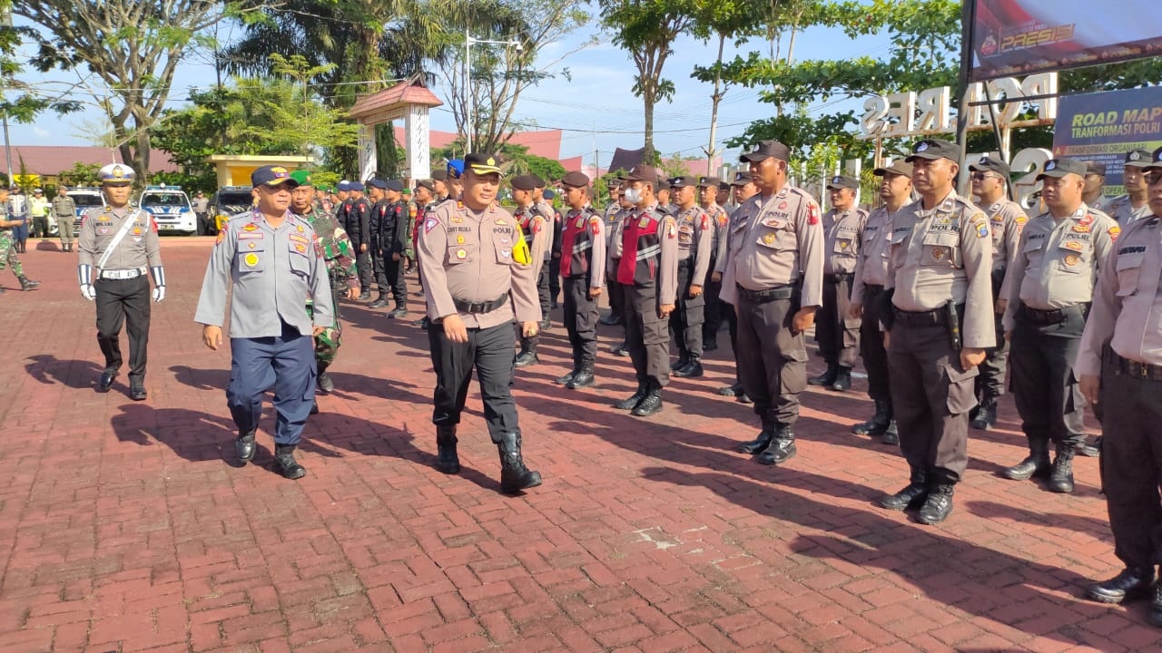 Kapolres Simalungun AKBP Choky S Meliala didampingi Kadishub Simalungun, Sabar Saragih, saat memeriksa barisan Apel Gelar Pasukan Operasi Ketupat Toba 2024 di Lapangan Apel Mako Polres Simalungun, Pematangraya, Simalungu, Rabu (3/4).(Waspada/ist).