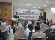 Pj Bupati Aceh Tamiang, Drs Asra saat membuka acara Musrenbang dan RKPD Tahun 2025, Rabu (3/4), di aula Setdakab setempat.(Waspada/Yusri).