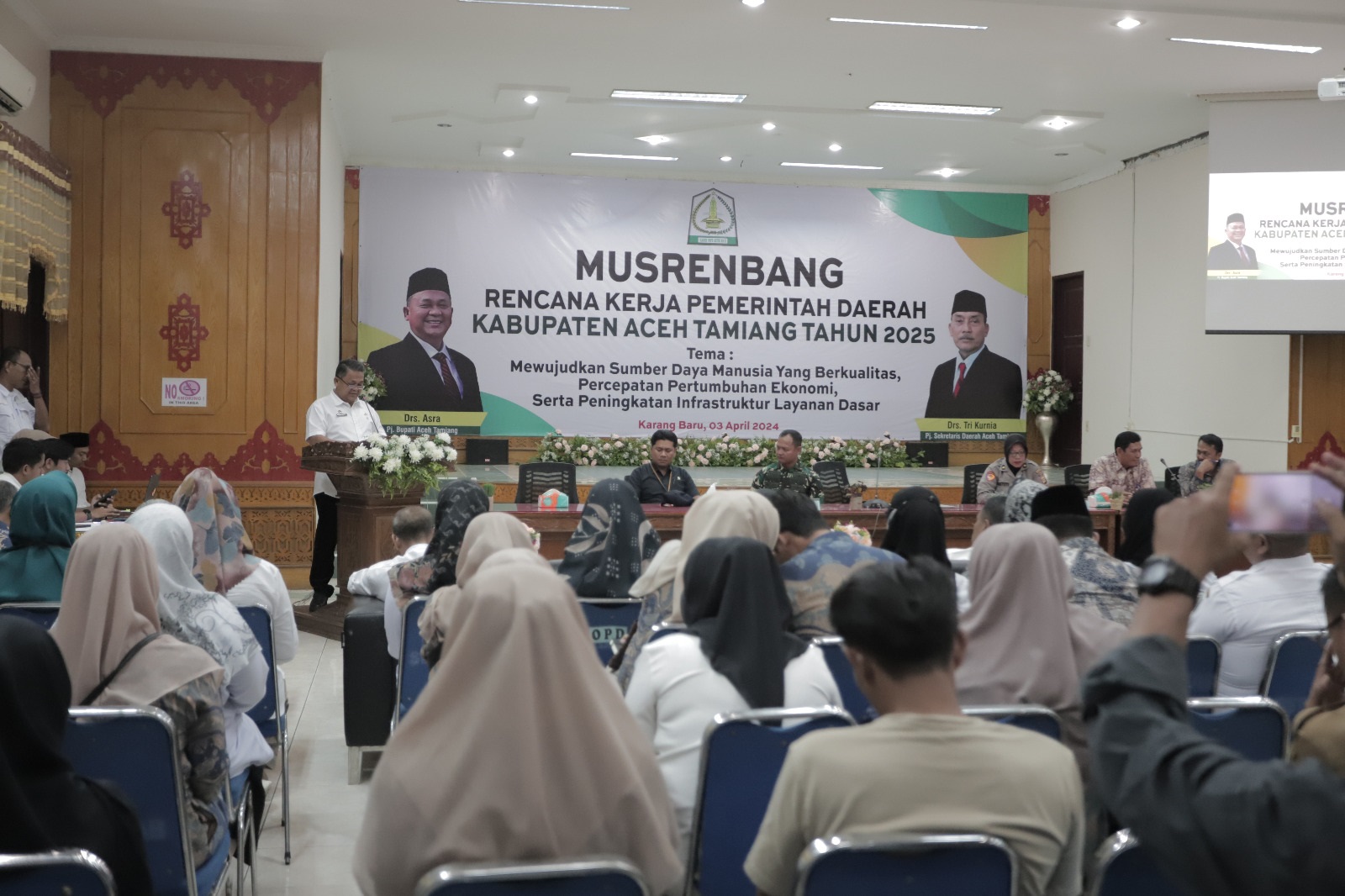 Pj Bupati Aceh Tamiang, Drs Asra saat membuka acara Musrenbang dan RKPD Tahun 2025, Rabu (3/4), di aula Setdakab setempat.(Waspada/Yusri).