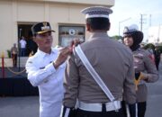 Pj. Wali Kota Langsa Syaridin, S.Pd, M.Pd memberikan tanda operasi kepada perwakilan dari satuan gabungan sebagai simbol dimulainya Operasi Ketupat Seulawah Tahun 2024, yang akan berlangsung mulai tanggal 04 hingga 16 April 2024. Waspada/dede