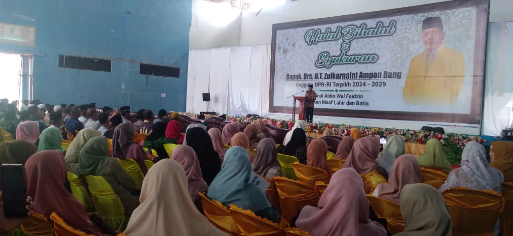 Masyarakat di Nagan Raya melakukan syukuran dan halal bi halal di Gedung Serbanguna Alun-alun Suka Makmue, Sabtu (27/4).(Waspada/Muji Burrahman)