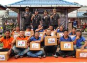 Kepala Rutan Tarutung, Ismet Sitorus didampingi pejabat struktural foto bersama dengan warga binaan penerima hadiah lomba dalam rangka memeriahkan Hari Bhakti Pemasyarakatan Ke-60 tahun 2024. Waspada/Hotbin Purba