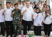 Wali Kota Pematangsiantar Susanti Dewayani (tiga kanan) pose bersama Kepala ATR/BPN Imansyah Lubis (empat kanan) dan lainnya saat rapat pembentukan GTRA di kantor ATR/BPN, Jl. Dahlia, rabu (3/4).(Waspada-Ist).