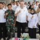 Wali Kota Pematangsiantar Susanti Dewayani (tiga kanan) pose bersama Kepala ATR/BPN Imansyah Lubis (empat kanan) dan lainnya saat rapat pembentukan GTRA di kantor ATR/BPN, Jl. Dahlia, rabu (3/4).(Waspada-Ist).
