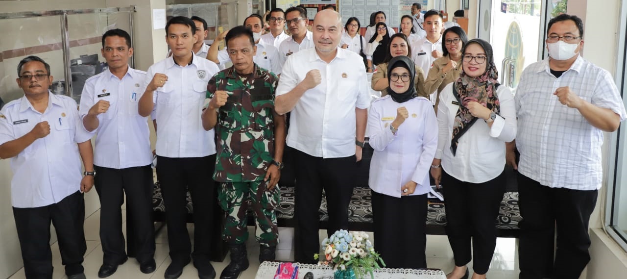 Wali Kota Pematangsiantar Susanti Dewayani (tiga kanan) pose bersama Kepala ATR/BPN Imansyah Lubis (empat kanan) dan lainnya saat rapat pembentukan GTRA di kantor ATR/BPN, Jl. Dahlia, rabu (3/4).(Waspada-Ist).