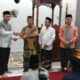 Ketua Pengadilan Negeri Agara, Ade Yusuf saat menyerahkan bantuan kemakmuran Masjid Jam' Desa Kuta Batu I, langsung diterima Imam Masjid, Tgk. Haddin Kamil didampingi Pj Pengulu Desa Kuta Batu I, Dedi Iskandar Muda, S. Ag. Waspada/Seh Muhammad Amin
