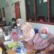 PETUGAS medis mendata warga yang hendak melakukan Skrining X-ray Paru. Waspada/Asrirrais