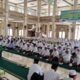 Kepala Kanwil Kemenag Aceh, H Azhari, mengisi materi manasik haji di Masjid Agung Darussalihin Idi, Aceh Timur, Sabtu (27/4). Waspada/H. Muhammad Ishak