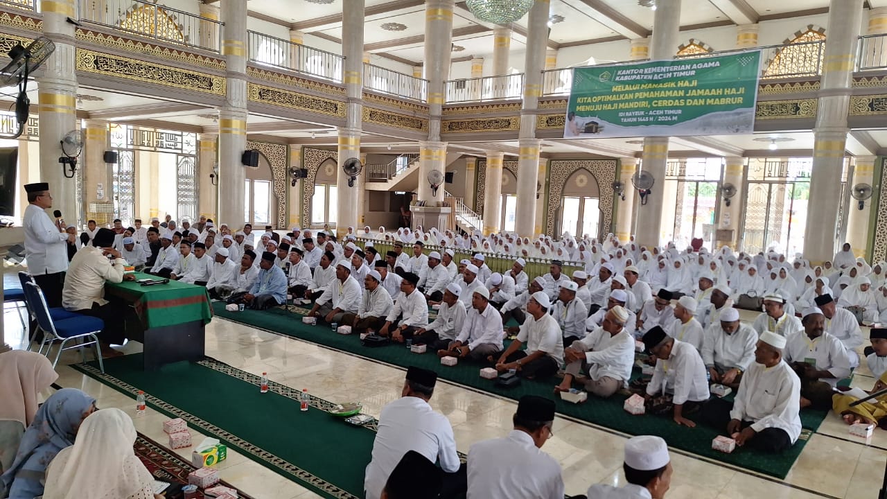 Kepala Kanwil Kemenag Aceh, H Azhari, mengisi materi manasik haji di Masjid Agung Darussalihin Idi, Aceh Timur, Sabtu (27/4). Waspada/H. Muhammad Ishak