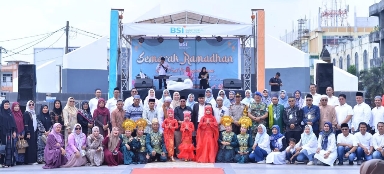 BSI Padangsidimpuan gelar festival dan bazar di Alaman Bolak Padang Nadimpu. (Waspada/Ist)