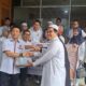 KETUA DPD REI Sumut, Ir. Andi Atmoko Panggabean didampingi Sekjen DPD REI Sumut, Ir. H Reza Sirait MAP beserta pengurus memberi paket sembako secara simbolis di kantor DPD REI Sumut, Jln Kapten Muslim Kompleks Milenium Plaza Medan, Selasa (2/4). Waspada/Yuni Naibaho