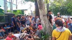 SEJUMLAH warga Kecamatan Pancurbatu Kabupaten Deliserdang, saat melakukan aksi damai di depan Mako Den Pom I/5 Medan, Selasa (16/4). Waspada/Andi Aria Tirtayasa
