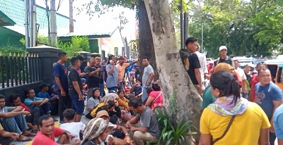 SEJUMLAH warga Kecamatan Pancurbatu Kabupaten Deliserdang, saat melakukan aksi damai di depan Mako Den Pom I/5 Medan, Selasa (16/4). Waspada/Andi Aria Tirtayasa