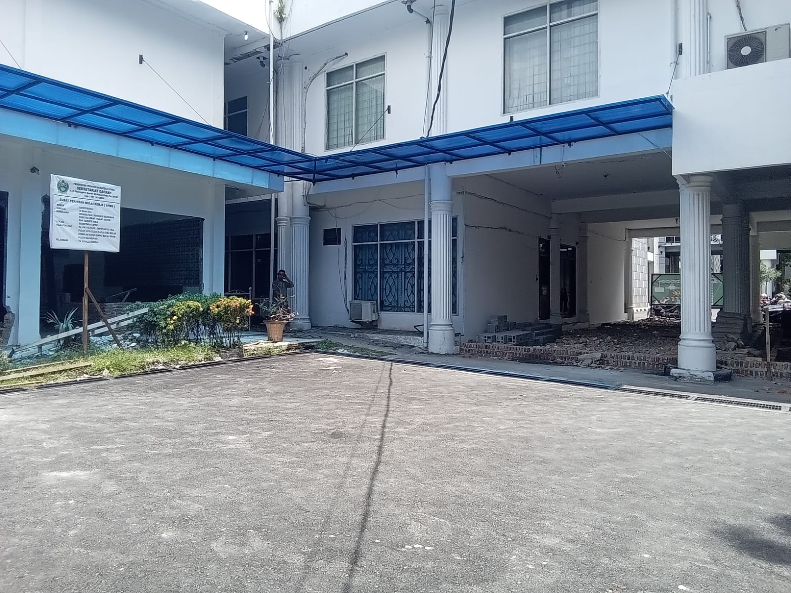 KANTIN yang berada di komplek Gedung DPRD Sumut yang sedang direvitalisasi. Waspada/Partono Budy