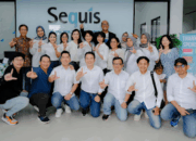 President Director & CEO Sequis Life Ted Margono bersama President Director Sequis Financial Edisjah berpose bersama para agen Sequis di Pekanbaru usai meresmikan meresmikan kantor pemasaran Sequis, yakni Legend Fighter pada  Sabtu, 27 April 2024.