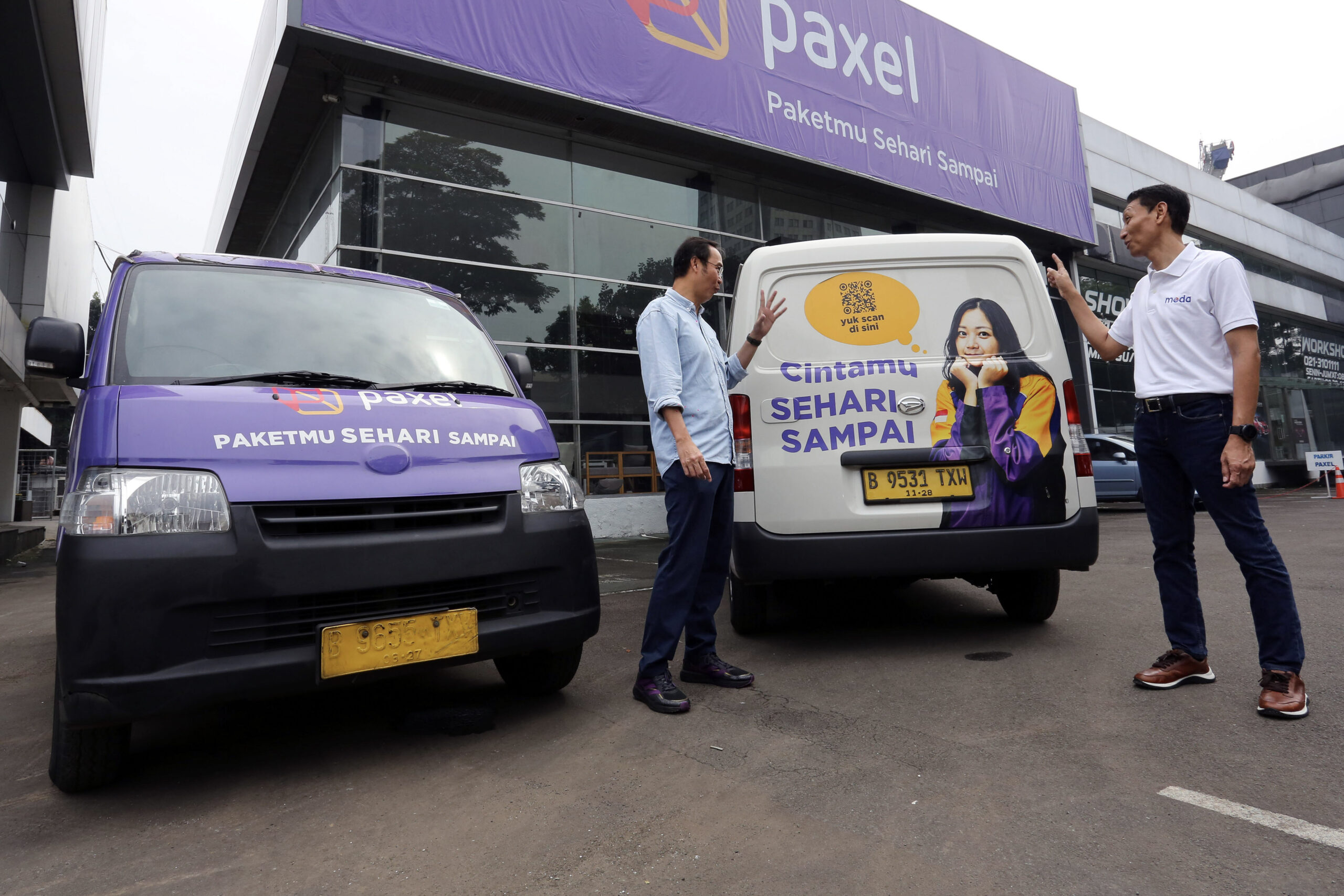 TARGET PAXEL: Founder Paxel.co  Zaldy Masita (kiri), berbincang dengan Operation Director  PT Mobilitas Digital Indonesia  (MODA) Andy Dwi Zatmoko di Jakarta, Selasa (2/4). Pesatnya e-commerce dan bisnis digital mendongkrak bisnis jasa Paxel. Jika tahun 2023 hanya mengangkut 3 juta paket, di tahun 2024 diharapkan dengan bertambahnya armada di 65 kota akan lebih banyak lagi paket yang diangkut.