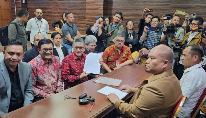 Sekjen PDI Perjuangan Serahkan Amicus Curiae Dari Megawati Ke MK