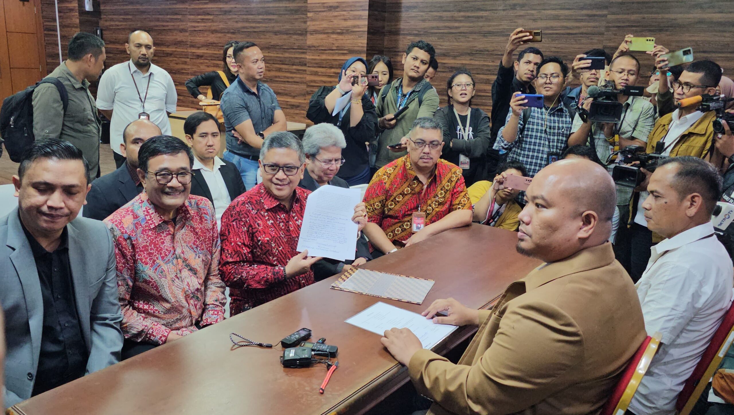 Sekjen PDI Perjuangan Serahkan Amicus Curiae Dari Megawati Ke MK