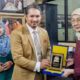 PEMIMPIN Umum Harian Waspada Hj Rayati Syafrin berfoto bersama Konsul Jenderal Malasyia Shahril Nizam Abdul Malek dan Konsul Puan Azizah Abdul Aziz, usai bersiltaturahmi di Gedung Bumi Warta Waspada Jl Brigjen Katamso No 1 Medan, Senin (13/5). Waspada/Muhammad Faisal