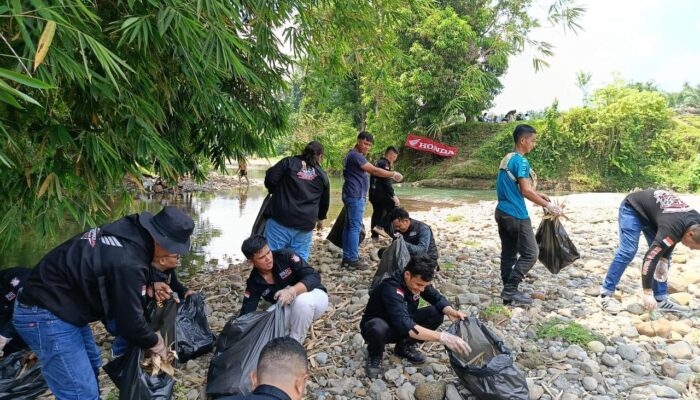 Bikers CB150X Adv Id Bersihkan Sungai Kutalimbaru