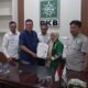 TOKOH masyarakat Manarsar Simbolon saat mendaftar dan menyerahkan berkas di DPW PKB Sumut, Rabu (29/5). Waspada/Ist