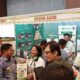 Media Relation Asian Agri, Lidya Veronica, memperlihatkan Topaz ke Pj Gubernur Sumut, Hassanudin, di IPOS Forum, di Medan.
