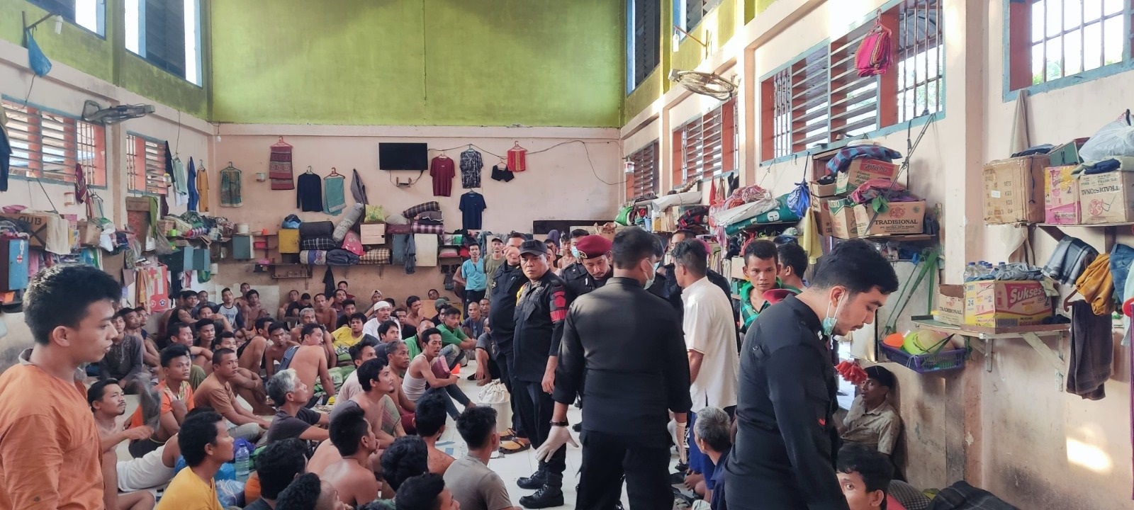   JALANNYA Razia di Lapas Kelas II A Labuhan Ruku sebagai langkah pencegahan peredaran barang terlarang di dalam lingkungan lapas . Waspada/Ist