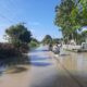 Kondisi jalan P.Bandar - Kerasaan, persisnya di Nagori Purwodadi atau depan sekolah SD/SMP Margautama, digenangi banjir menyusul hujan deras yang melanda daerah itu. Foto direkam Jumat (17/5).(Waspada/Hasuna Damanik).