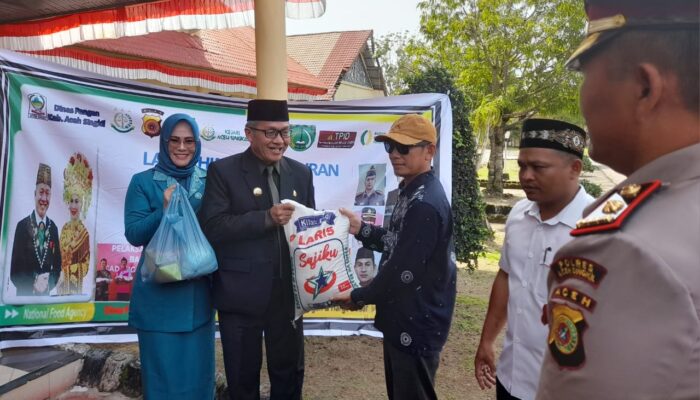 Pj Bupati Aceh Singkil Bagikan 1.700 Paket Sembako Miskin Ekstrem