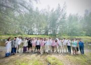 Aksi tanam 100 bibit mangrove juga diikuti pegawai PLN Unit Pelaksana Pelayanan Pelanggan (UP3) Padang Sidimpuan di Pantai Muara Opu, Kabupaten Tapanuli Selatan, Sumatera Utara.
