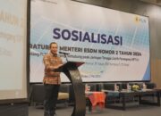 General Manager PLN UID Sumatera Utara, Saleh Siswanto memberikan sambutan dalam acara sosialisasi Peraturan Menteri ESDM Nomor 2 Tahun 2024, di Santika Dyandra Hotel Medan, Sumatera Utara, Kamis (2/5).