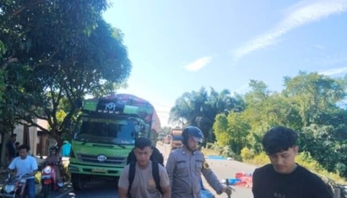 Truk Rusak Di Lokasi Jalan Amblas, Arus Lalu Lintas Macet