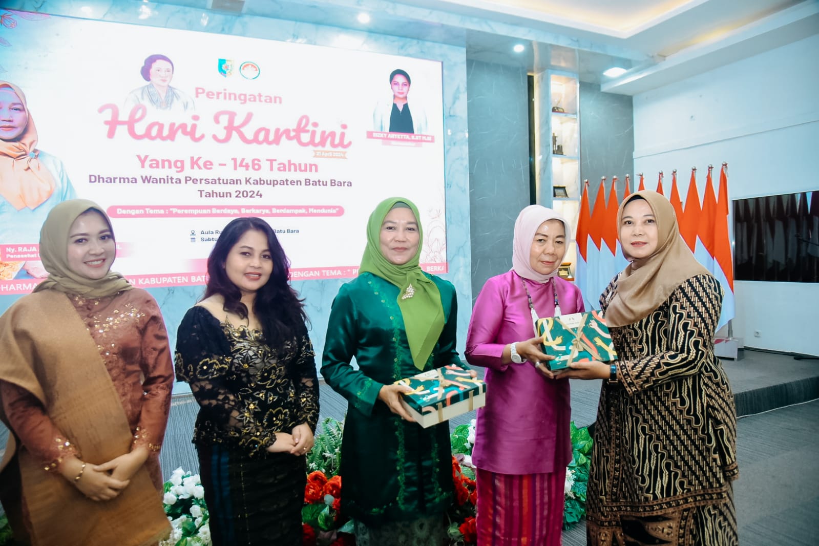 Ny. Sumela Nizhamul: RA Kartini Pejuang Emansipasi Wanita Ny. Sumela Nizhamul: RA Kartini Pejuang Emansipasi Wanita