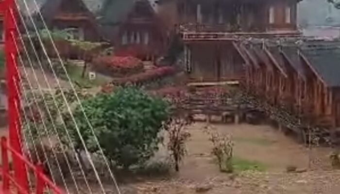 Air Bah Lintasi Objek Wisata Dan Lahan Pertanian