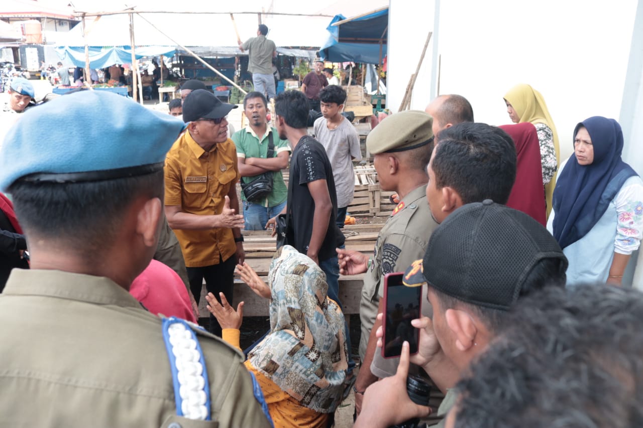 Bangunan Liar Di Pasar Induk Lambaro Ditertibkan Bangunan Liar Di Pasar Induk Lambaro Ditertibkan